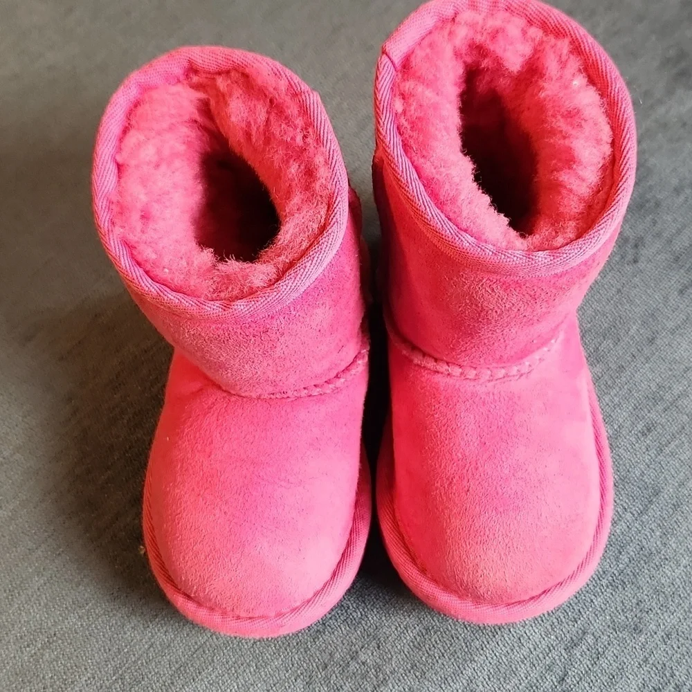 UGG Classic II Pink Bloom Fuchsia Sheepskin Boots Size 6T Toddlers Girls